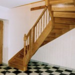 Escalier deux-quarts tournants à noyaux, balustres tournés en chêne.