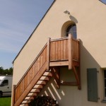 Escalier extérieur avec palier sur consoles. Ensemble en Mélèze de Pays