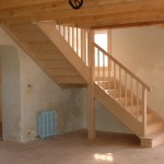 Escalier traditionnel à palier de retour, en châtaigner, aux lignes épurées