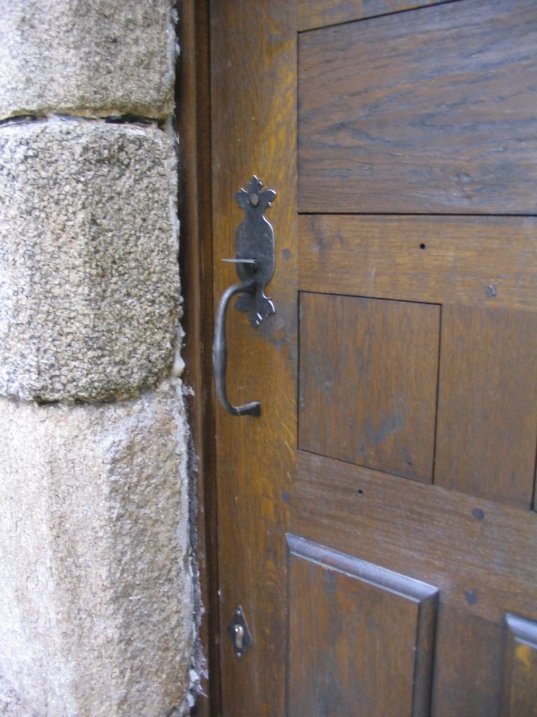 detail-ferronerie-saint pol loquet poucier sur porte d'entrée à Sain Pol de Léon