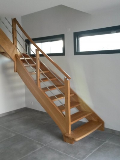 Escalier chêne sans contremarches, rampe moderne bois-métal fabricant escaliers morlaix